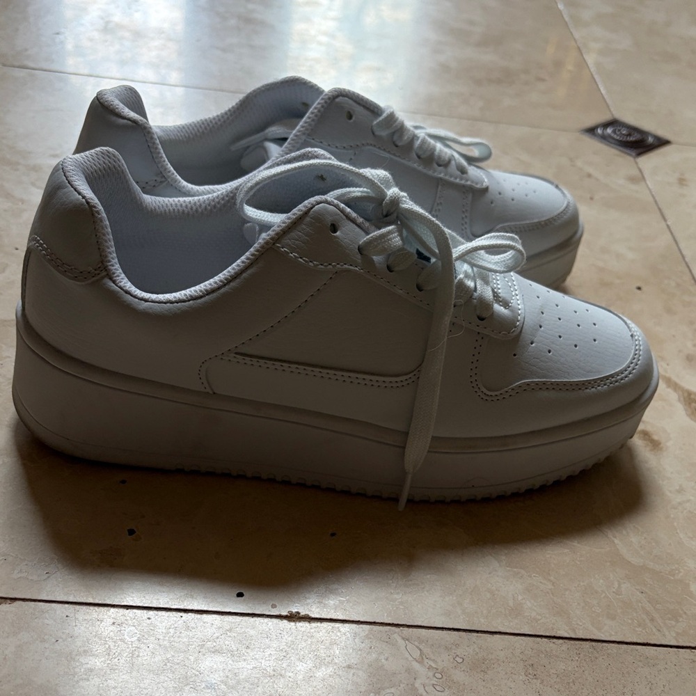 Time and Tru White Sneakers - Picture 5 of 6
